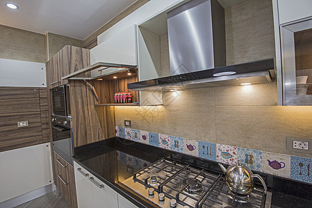 现代厨房烹饪器在豪华公寓内展示抽油烟机烤箱燃气灶奢华烟囱家具风格瓷砖设计图片