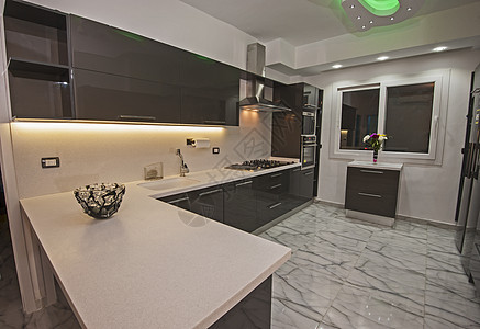 在豪华公寓的现代厨房地面火炉装饰架子器具白色橱柜排气扇奢华风格背景图片
