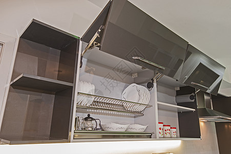 在豪华公寓的现代厨房柜台风格设计盘架陶器架子排气扇白色器具台面背景图片