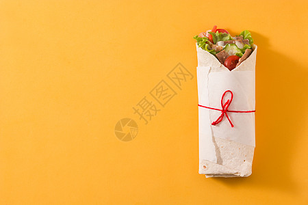 Doner kebab或沙司三明治陀螺仪捐赠者香料黄色沙拉洋葱食物蔬菜酸奶小吃图片