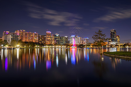 佛罗里达州奥兰多夜天线 伊奥拉湖位于前方图片