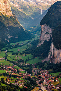 瑞士阿尔卑斯山山谷 带有标志性瀑布图片