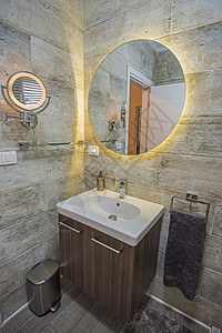 豪华公寓内厕所内部设计设计门把手垃圾桶家具展示剃须镜圆圈镜子毛巾内阁浴室图片
