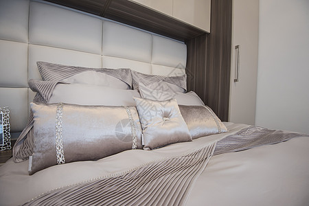 室内卧室房的内部设计设计展示房子枕头床头柜褐色奢华镜框软垫橱柜房间图片