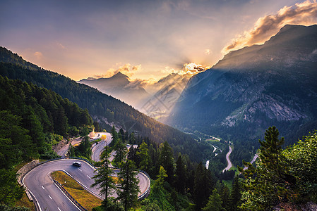 日落时 瑞士Maloja路森林荒野顶峰松树街道高山阳光驾驶运输公路图片
