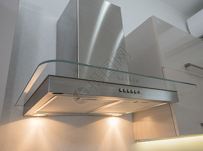 在豪华公寓的现代厨房玻璃纽扣家具门把手展示装饰排气扇金属风格烟囱背景图片