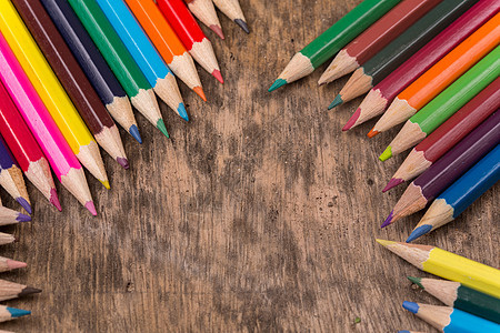 彩色铅笔蜡笔彩虹工具桌子创造力棕色学习锐化调色板木头图片