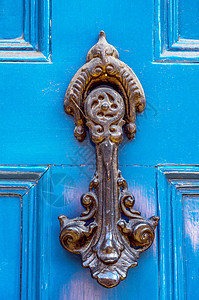 以手形的黄铜敲门 美丽的导师金属雕塑古董旅行门把手金子建筑学橡木入口装饰图片