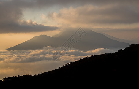 日出时云雾的景象薄雾乡村生态火山多云环境天空树木风景旅行图片