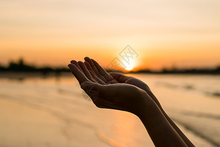 女人手放在一起 就像在大自然的绿色背景面前祷告一样冥想海滩宗教女士精神生长手指天空上帝佛教徒图片