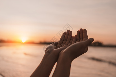 女人手放在一起 就像在大自然的绿色背景面前祷告一样宗教生长天空上帝女士太阳生活手指日落女性图片