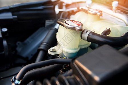 冷却液汽车发动机细节  机器新发动机马达的特写机械工作曲轴燃料冷却剂车辆技术运输柴油机合金图片
