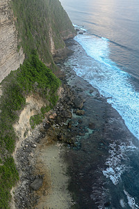 是一座位于Uluwatu的巴厘印度教海庙 以其宏伟位置而闻名 悬崖顶上海洋蓝色海景墙纸热带地标晴天支撑天空海岸图片