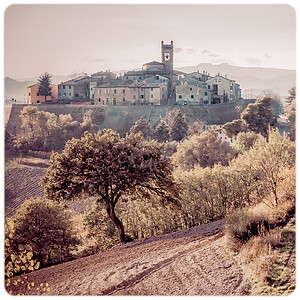 意大利Montefabbri村尖顶村庄教会蓝色场地天空房屋建筑学爬坡农业图片