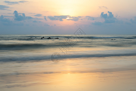 清晨在海滩上环境天空旅行海洋太阳波浪场景海浪图片