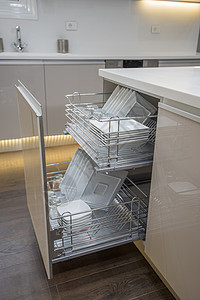 豪华公寓中现代厨房橱柜的设计设计陶器盘架橱柜门风格家具展示门把手金属架抽屉地面图片