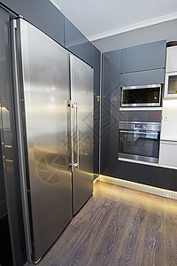 嵌入式冰箱豪华公寓的现代厨房设计图橱柜门条形金属房子烤箱风格门把手微波木地板家具背景