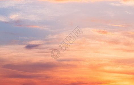 日落时有云彩的色彩多彩的天空粉色红色蓝色紫色气氛戏剧性白色黄色太阳窗户图片