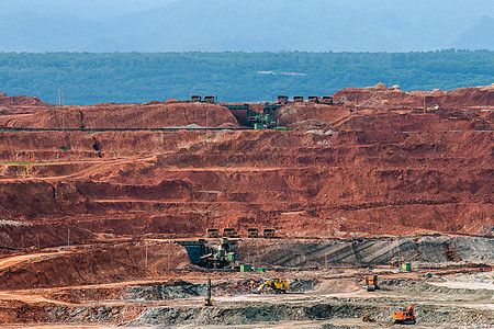 矿坑的一部分 大型采矿卡车在工作挖掘机褐煤车辆煤炭矿物搬运工工业黄色地球土地图片