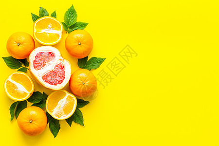 餐桌上有树叶的橙子和葡萄果 顶端视图复制空间柠檬热带文本叶子粉色团体柚子红色水果收藏图片