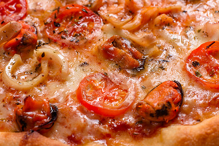 红辣腐乳美味的披萨切片 有海鲜和西红番茄混凝土背景蔬菜餐厅脆皮面团送货乌贼小吃胡椒桌子午餐背景
