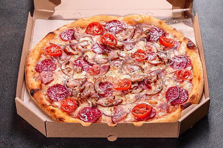 辣椒尼披萨和莫扎雷拉奶酪 香肠 火腿蔬菜食谱美食草本植物食物小吃餐厅木头烹饪桌子图片