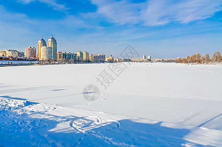 冰雪覆盖的河流图片