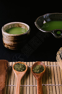 在木质表面的碗里 绿色茶红花的顶端景色图片