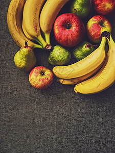 生皮面的有机苹果 梨子和香蕉白色农业市场黄色水果农场饮食乡村热带小吃图片