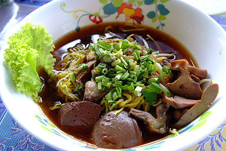 鸡蛋面和鸭子芹菜营养烹饪盘子餐厅食物美食文化面条蔬菜图片