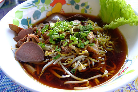 鸡蛋面和鸭子午餐盘子文化餐厅芹菜食物烹饪蔬菜香肠勺子图片