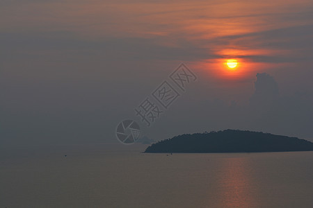 泰国海上美丽的日落 泰国海浪地平线天空热带天堂阳光蓝色环境金子戏剧性图片
