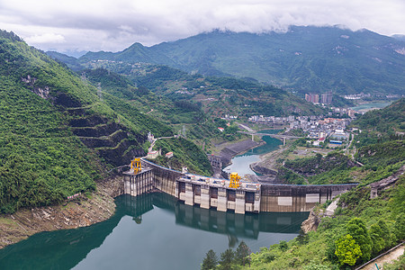 中国重庆武隆大坝的水坝墙和周围风景 夏季水位低 阳光明媚 天气晴朗地标旅行历史吸引力活力瀑布建筑学天空技术植物图片