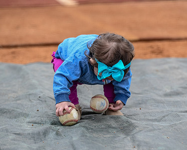 可爱的女婴玩棒球 打棒球和球孩子蝙蝠女孩小姑娘运动游戏儿童探索跑步图片