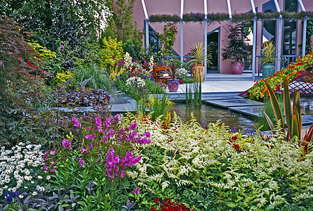 一个多彩多彩的梯田花园 有水 阳台和一整形图片