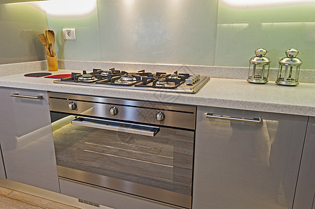 在豪华公寓的现代厨房装饰柜台煤气灶奢华橱柜展示大理石风格台面设计图片