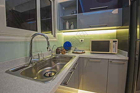 豪华公寓金属汇的厨房室内设计图橱柜沥水架大理石盘子家具金属龙头台面插头奢华图片