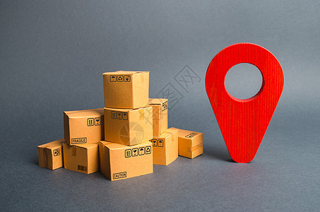 一堆纸板箱和一个红色定位销 定位包裹和货物 构建订单交付的最小路径的算法 通过互联网跟踪包裹图片