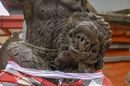 印度尼西亚巴厘岛印度教寺庙旁的守护神形象特写 巴厘岛一座印度教寺庙的砖砌入口大门 传统和历史遗址 巴厘岛寺庙监护人的雕塑围裙艺术图片