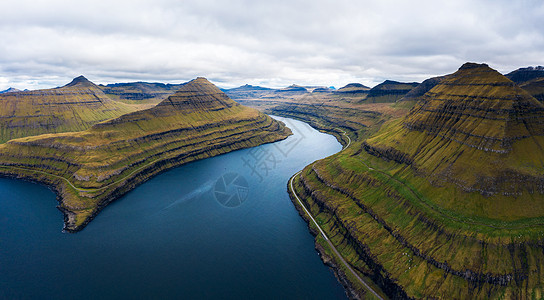 丹麦法罗群岛Funningur村附近fjords的空中观察图片