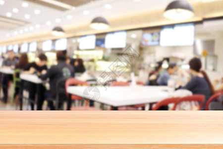 模糊食堂餐厅的木板 很多人的空木桌地板在大学食堂模糊背景中吃东西 模糊咖啡馆或自助餐厅食堂的木桌板是空的午餐用餐法庭商业食物椅子图片