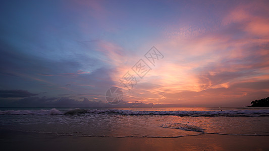 美丽的日落和沙滩的暮光天空天气海浪太阳旅行反射晴天戏剧性橙子海岸阳光图片