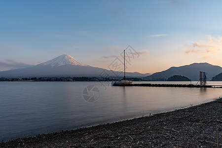 美丽的富士山与日本川口子湖在暮光全景太阳地标旅行森林日落旅游风景季节天空图片