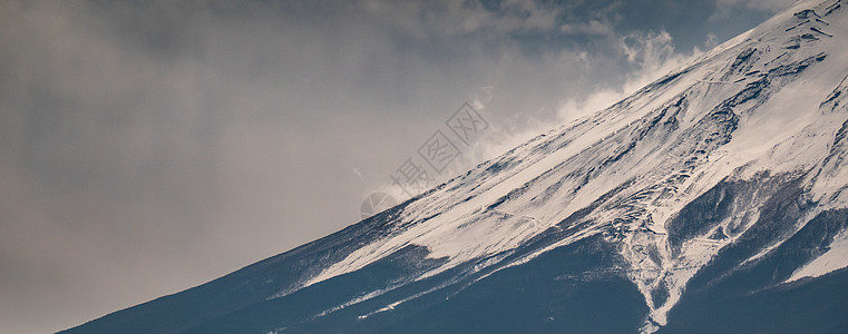 靠近藤山的顶端 上面有雪盖 还有煤火山公园反射天空风景公吨地标顶峰季节蓝色图片