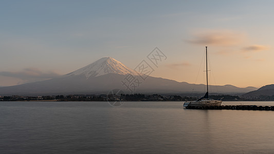 美丽的富士山与日本川口子湖在暮光旅行地标蓝色时间反射森林太阳季节天空旅游图片