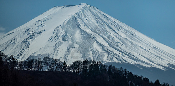 靠近藤山的顶端 上面有雪盖 还有煤火山观光天空风景公吨地标旅行蓝色反射公园图片