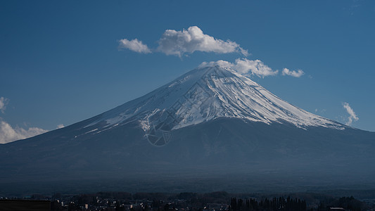 靠近藤山的顶端 上面有雪盖 还有煤公吨蓝色风景天空反射顶峰旅行季节地标火山图片