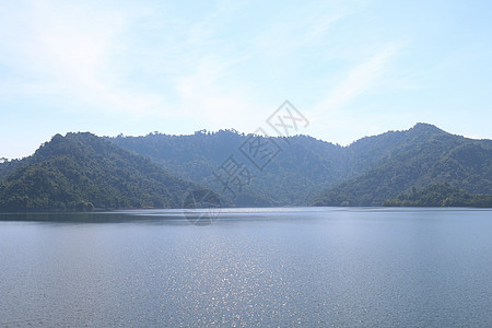 河流山区地貌 环礁湖 泻湖和天空顶峰岩溶反射国家蓝色旅行钓鱼风景公园山脉图片