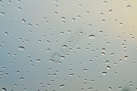 软蓝色自然玻璃上滴水雨 用于抽象的新鲜背景反光板运输交通窗户雨滴天气液体挡风玻璃镜子反射图片