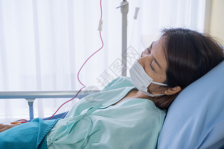 亚洲女人生病了 发高烧 打喷嚏 正在恢复医院病人女士疾病女性发烧治疗流感面具感染图片